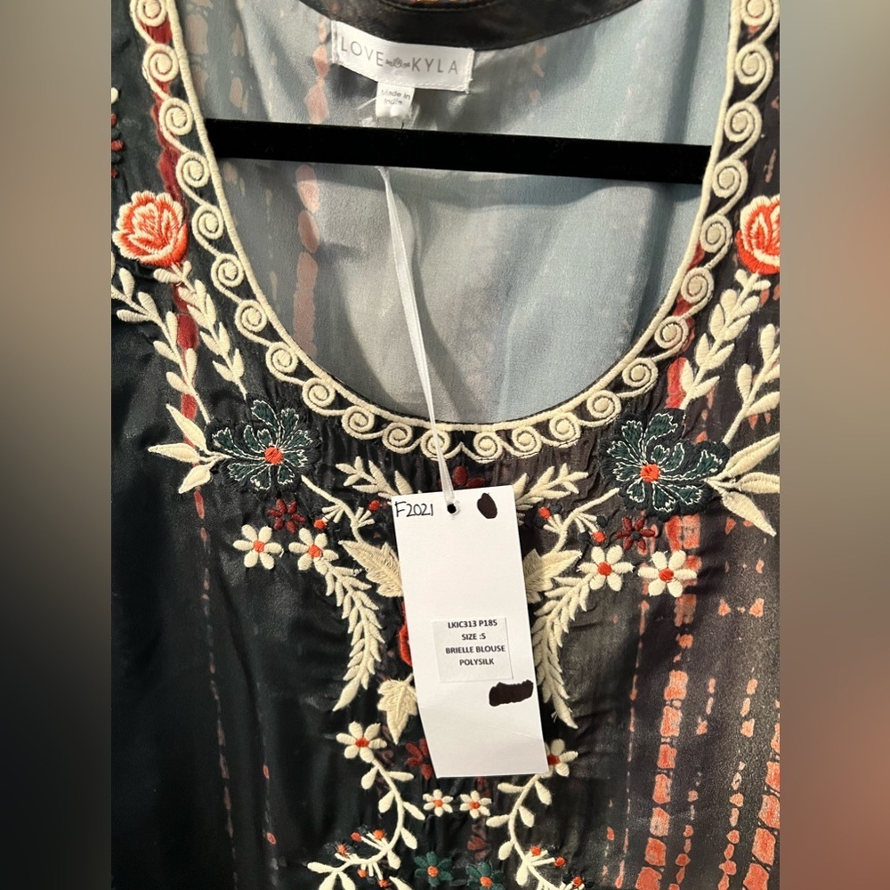 Caite and Kyla Brielle Polysilk Embroidered Blouse. Size Small- Oversized - Picture 9 of 11